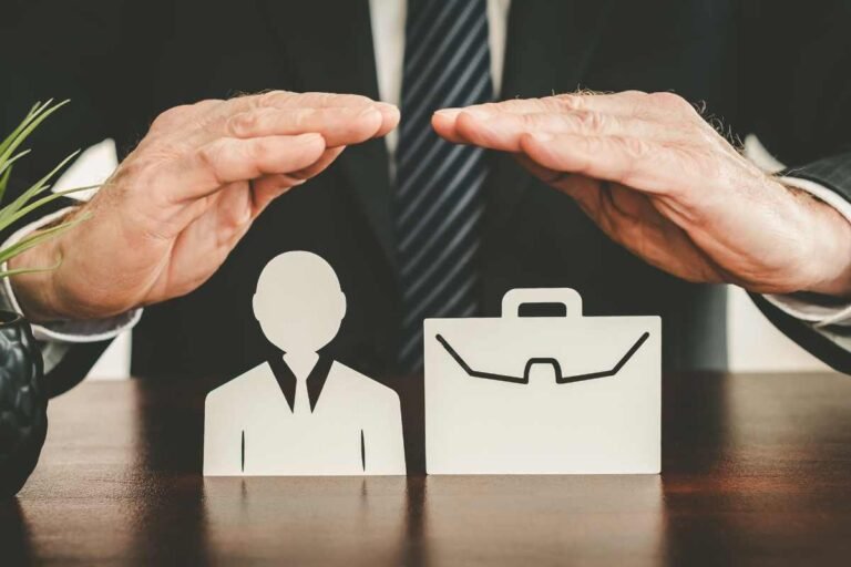 mao segurando bilhete de seguro desemprego