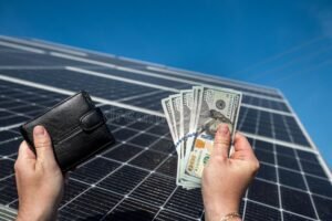 mao segurando conta de luz e carteira