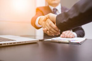 maos apertando contrato de trabalho informal