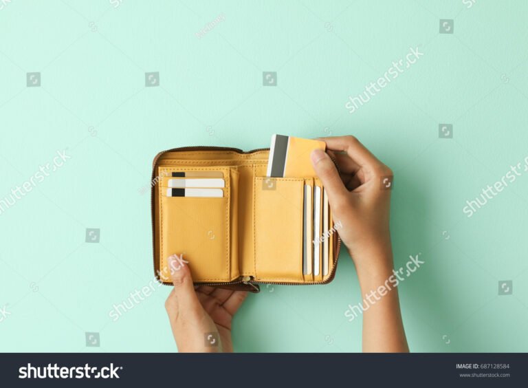 O Que Recebemos Quando Somos Demitidos: Quais São Nossos Direitos 7 maos apertando uma carteira com documentos