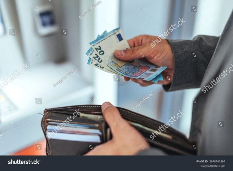 Como Saber Quanto Vou Receber do INSS na Minha Aposentadoria 18 maos contando dinheiro com carteira ao lado