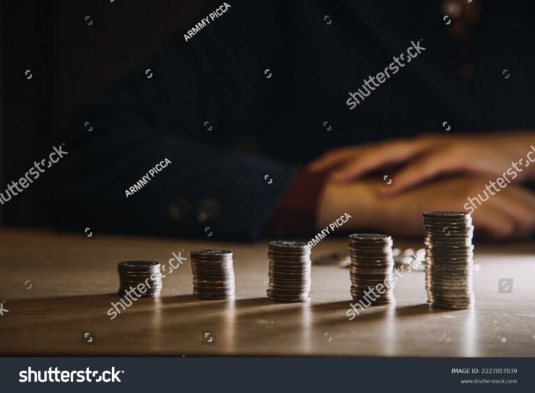 maos contando moedas sobre calendario mensal