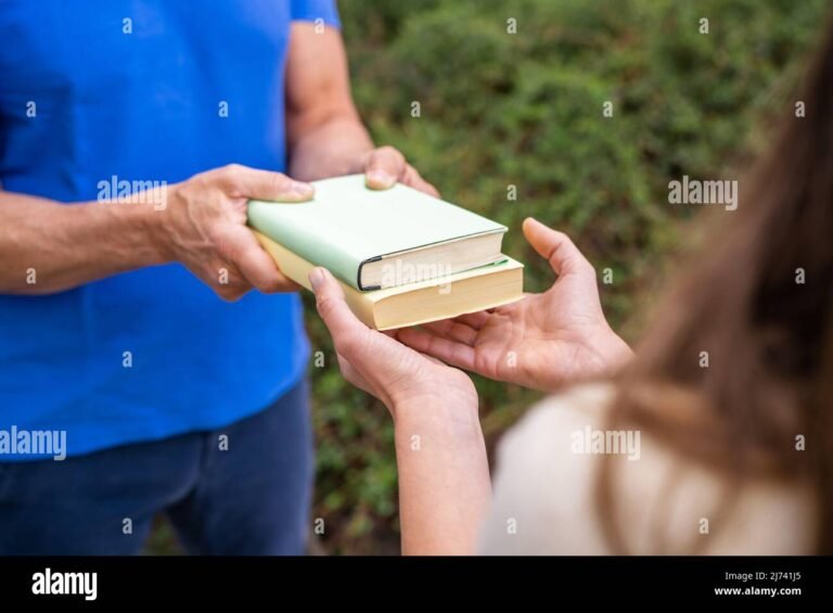 A partir de Quantos Meses de Trabalho Tenho Direito ao Seguro Desemprego 2 maos entregando carteira de trabalho aberta