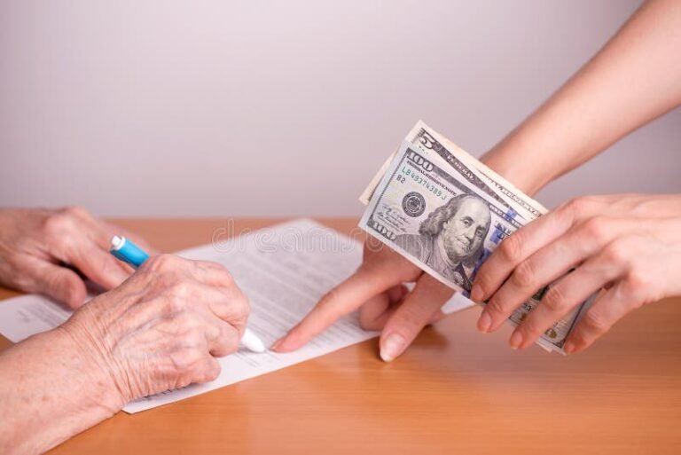 Quanto Vou Receber na Rescisão Entenda Como Calcular o Valor Exato 2 maos entregando dinheiro em contrato assinado