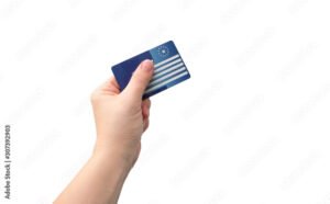 maos entregando um cartao de seguro