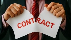 maos rasgando contrato financeiro frustradas