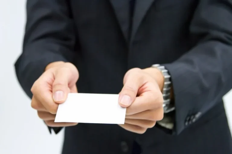 maos recebendo carteira de trabalho oficial