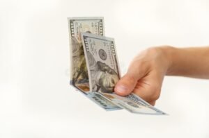 maos recebendo dinheiro com fundo neutro