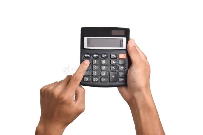 Como Funciona o Simulador para Antecipar Parcelas ou Amortizar Saldo Devedor 30 maos segurando calculadora com contas financeiras