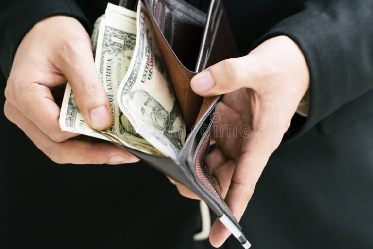 maos segurando carteira com dinheiro saindo