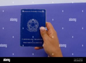 maos segurando carteira de trabalho e fgts