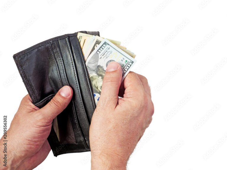 Em Qual Situação Posso Sacar o FGTS e Como Proceder 2 maos segurando carteira e dinheiro