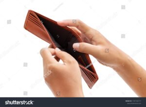 maos segurando carteira vazia e banco ao fundo