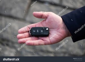 maos segurando chave de carro nova