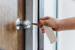 maos segurando chave perto da macaneta