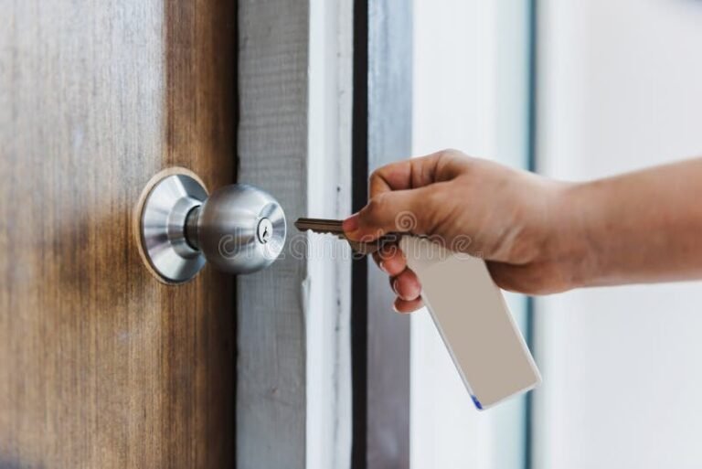 maos segurando chave perto da macaneta