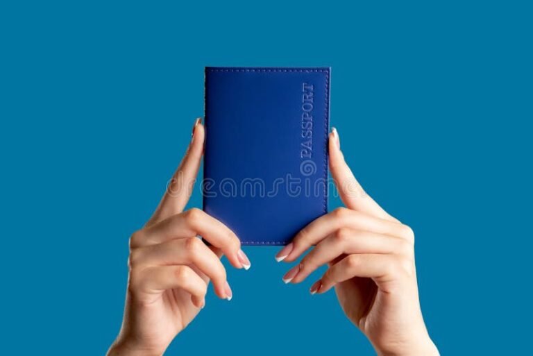 maos segurando documentos legais e carteira