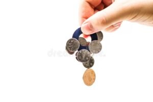 maos segurando moedas com simbolo do inss