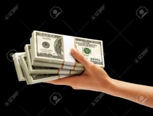 maos segurando pilhas de dinheiro reais