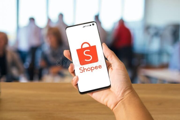 maos segurando smartphone com logo shopee