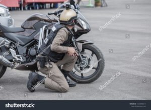 moto estacionada com algemas de aco