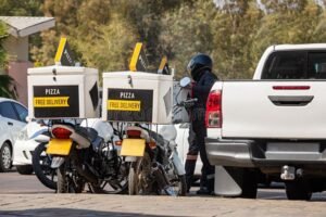 motoboy entregando pacote com capacete
