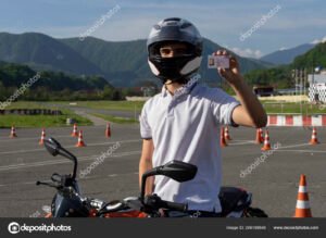 motociclista com capacete e carteira cnh
