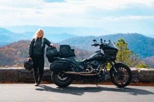 motociclista com equipamento completo e bagagem organizada