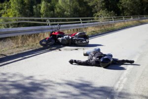 motociclista sem capacete na estrada vazia