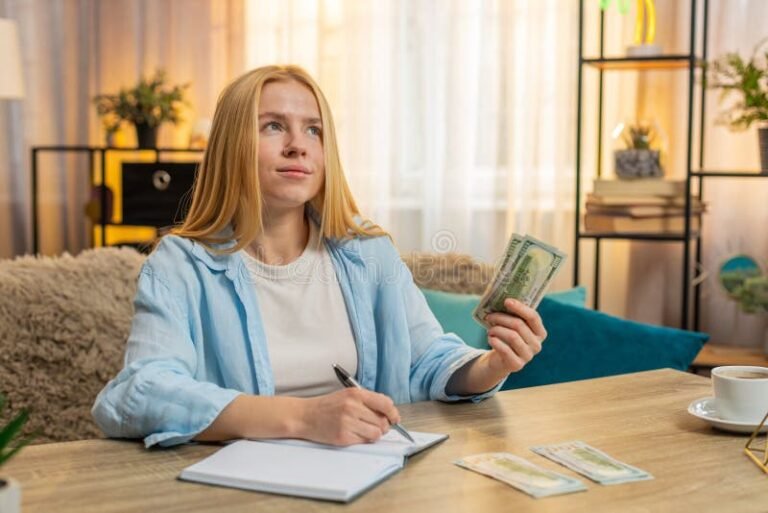 Como Donas de Casa Podem Contribuir para o INSS e Garantir Benefícios 1 mulher feliz organizando financas domesticas