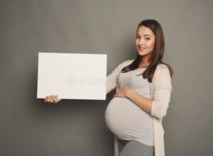 mulher gravida feliz com carteira assinada