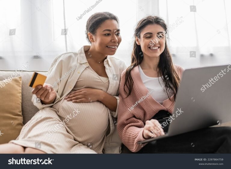 mulher gravida segurando carteira de trabalho