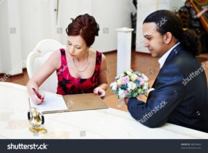 noivos felizes assinando documentos no cartorio