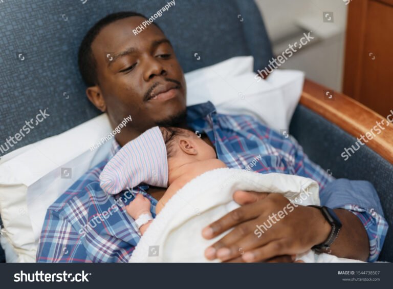 Quando a Licença Paternidade Começa a Contar Após o Nascimento 13 pai segurando recem nascido no hospital