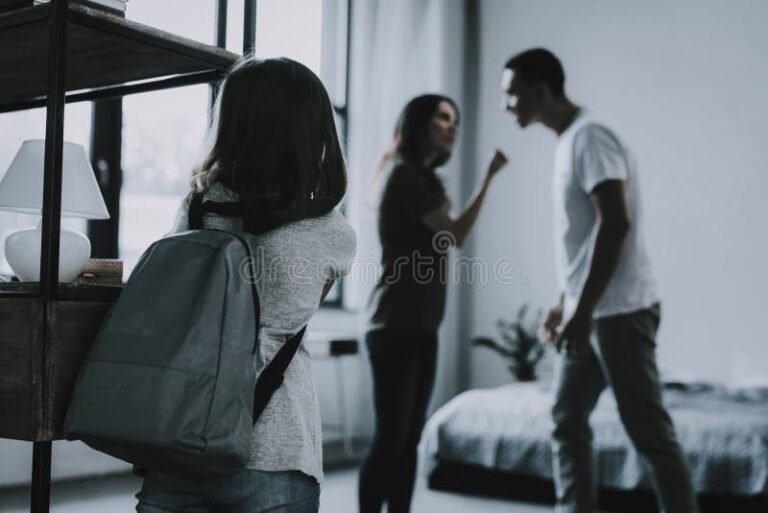 Pai Pode Impedir Mãe De Viajar Com Filho Sem Sua Autorização 2 pais discutindo enquanto crianca observa triste