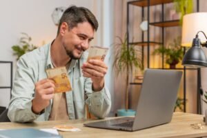 pessoa calculando salario no computador domestico