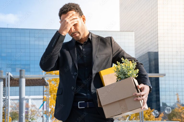 O Que Recebo Quando Sou Mandado Embora e Quais São Meus Direitos 20 pessoa caminhando para fora de escritorio triste