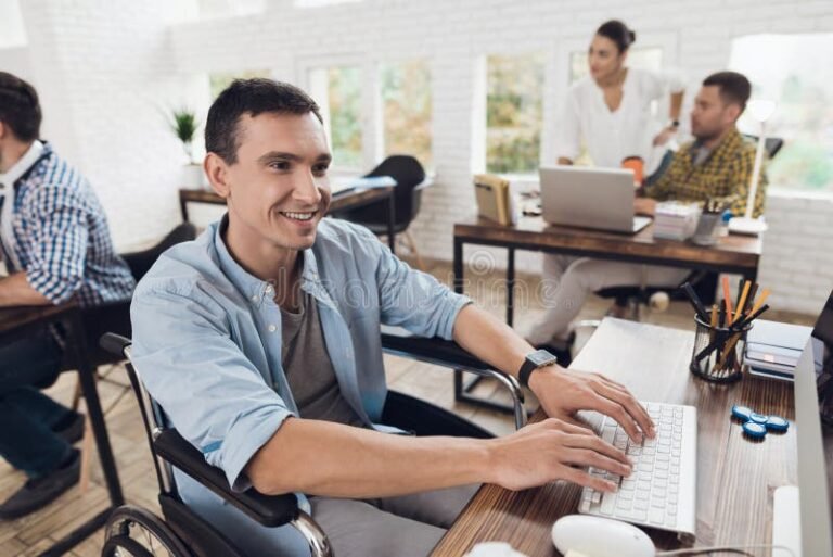 Como Garantir a Inclusão das Pessoas com Deficiência no Mercado de Trabalho 4 pessoa com deficiencia trabalhando em escritorio moderno