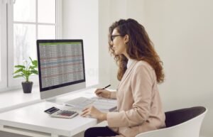 pessoa concentrada estudando planilha no computador