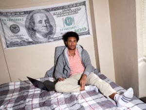 pessoa contando dinheiro com calendario ao lado 1