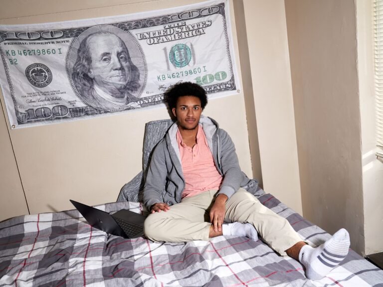 pessoa contando dinheiro com calendario ao lado 1