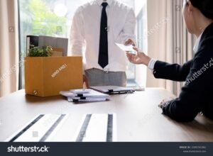 pessoa entregando carta de demissao no escritorio 4