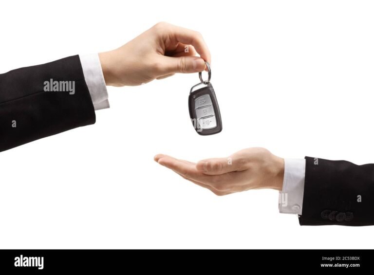 Como Fazer Transferência de Veículo em SC: Quais Passos Seguir 15 pessoa entregando chave de carro a outra