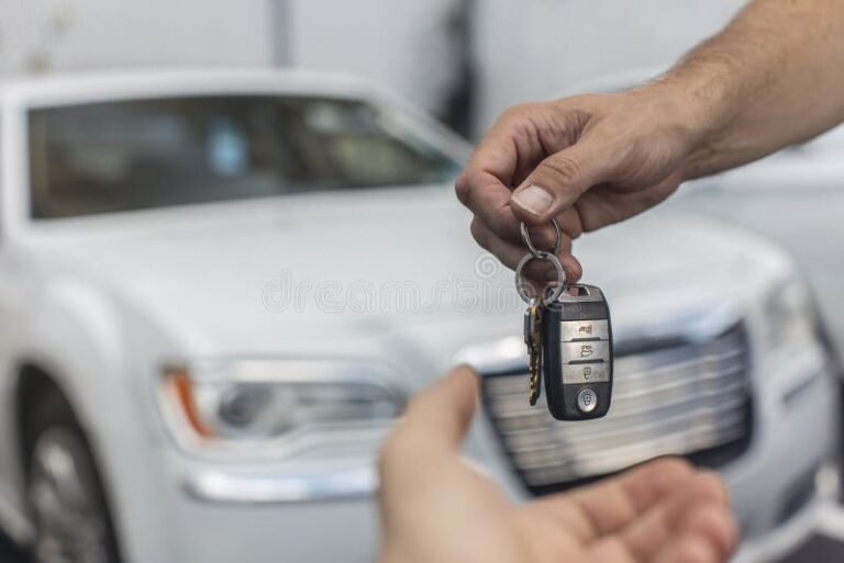 Quem Deve Pagar a Vistoria Veicular: Comprador ou Vendedor 20 pessoa entregando chave de carro usado