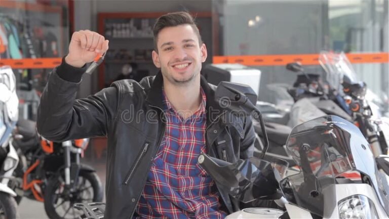 pessoa entregando chave de moto com sorriso
