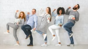 pessoa feliz comemorando alivio financeiro