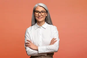 pessoa feliz segurando calendario e documento medico