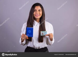 pessoa feliz segurando cartao de afastamento inss