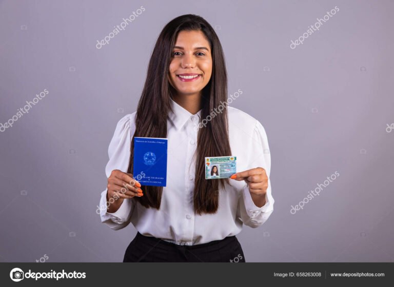 pessoa feliz segurando cartao de afastamento inss