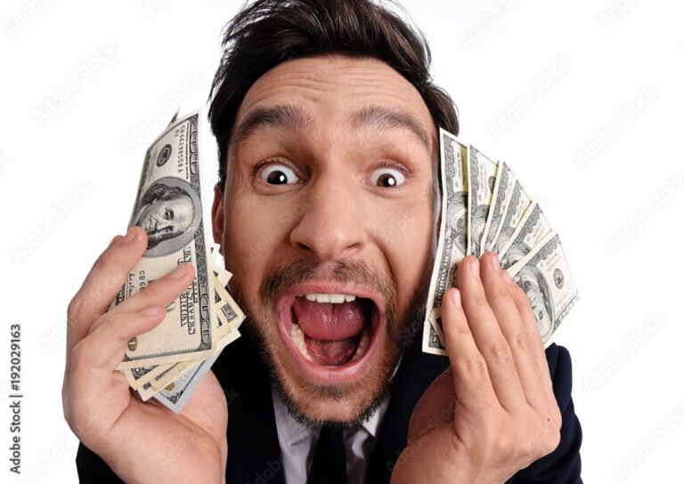 pessoa feliz segurando dinheiro em maos